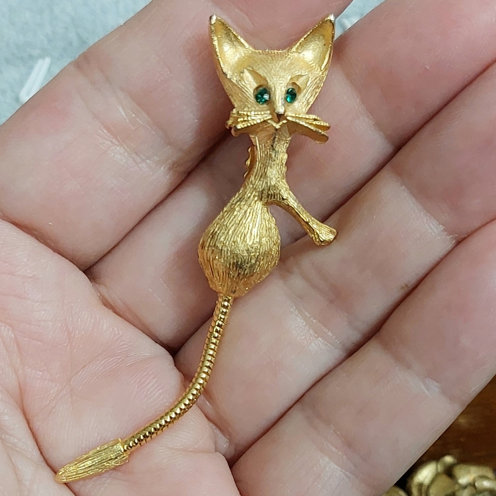 Vintage gold cat Brooch with green eyes